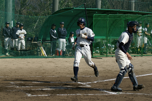 ホームインする選手