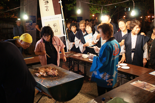 イカ焼きには長蛇の列が