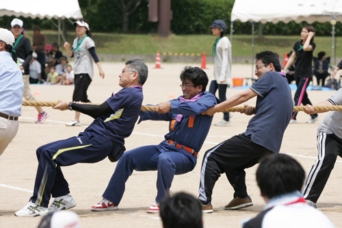 綱引きは各ブロックが優勝を目指す