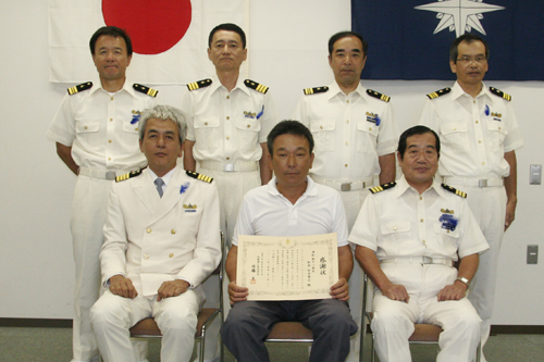 写真前列の中央が村中さん