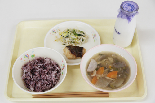 古代米入りごはん、のっぺい汁、メダイの照り焼き、ゆず香和え、牛乳