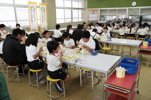 給食を味わう児童