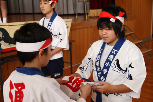 「とりが重要となる。上級生としてみんなを引っ張って」と激励し手渡す