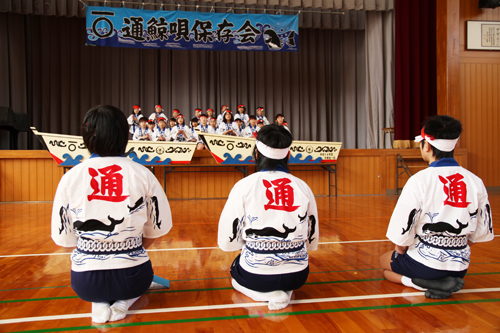 在校生の鯨唄を見守る６年生、