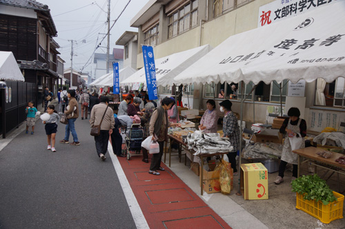 歩行者天国になった仙崎公民館前