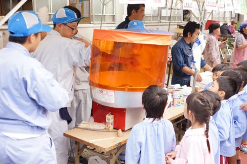 大津緑洋高校水産校舎の生徒によるわた菓子販売は園児に人気