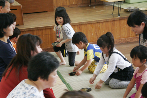 保護者・地域の人にお茶をふるまう園児