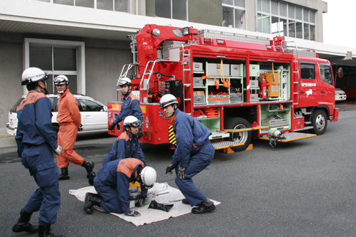搭載された器具の訓練をする消防職員