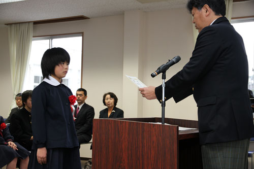 梶山会長から表彰状を受ける