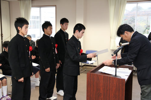 田んぼにおちた車を助けた仙崎中3年の4人も表彰を受ける