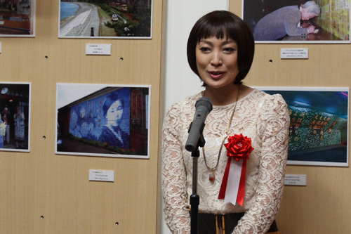 映画でみすゞを演じた田中美里さんは「みすゞさんの詩は、力強く私たちを支えてくれ、心に寄り添ってくれる」と話した