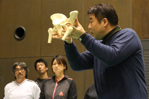 骨盤の模型を使って分かりやすく説明する講師の末永さん
