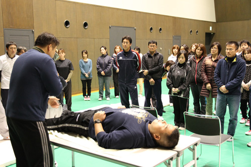 ケガを判断する方法を学ぶ６６人の参加者
