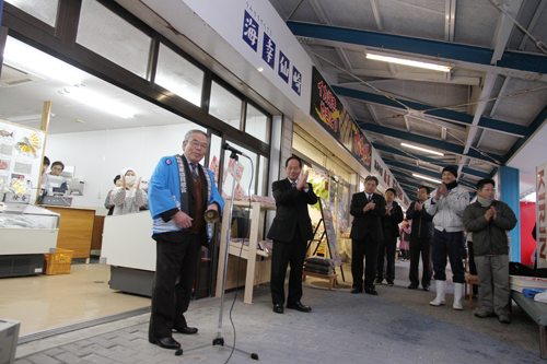 藤田昭夫山口県漁協長門統括支店長の鐘の合図で店がオープン