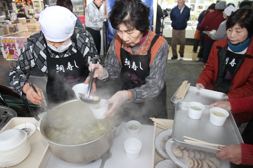 開店初日には浜鍋が振る舞われた