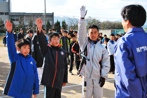 選手宣誓をした油谷陸上スターズの吉屋正義くん、藤野真尚くん、末永瑠磨くん