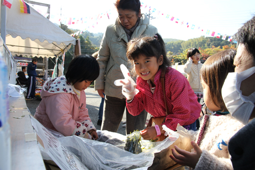 のりのつかみ取りは、子どもから大人までが楽しむ