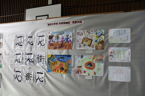 子どもたちの作品も並ぶ