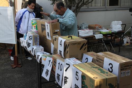 豪華なビンゴの景品に参加者は興味津々