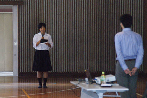 生徒代表藤田みずきさんがお礼のことばを贈る