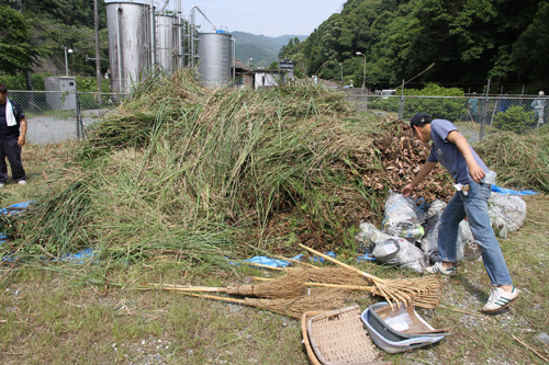 集められた草は山盛りに