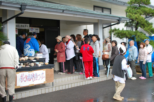 福引券の販売では行列が