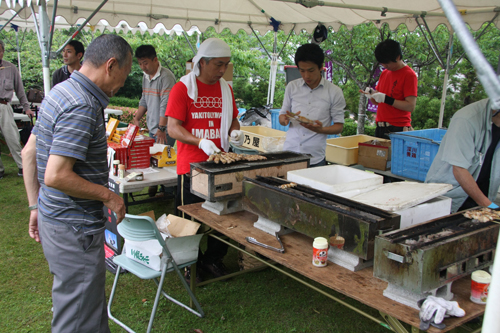 「川俣シャモ・会津地鶏」の焼き鳥の実演販売のようす
