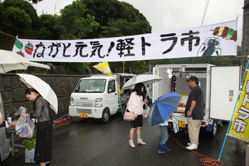 同時開催の軽トラ市のようす