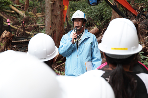 森林について講義を行った山口県西部森林組合の伊藤実森林活用課長