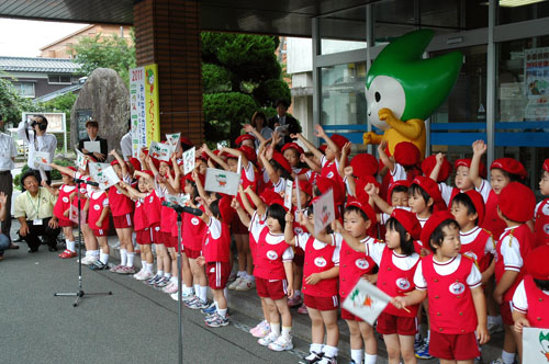 東深川保育園の園児が「ファイト！ちょるる」を熱唱