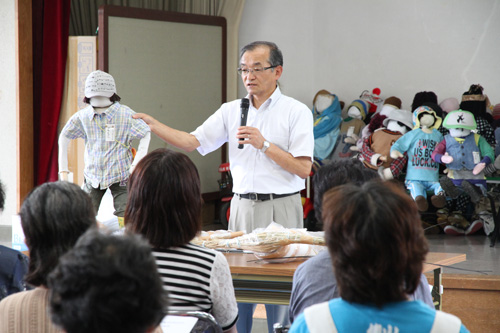 俵山公民館の宍村館長が「スーパー案山子」の作り方を説明する