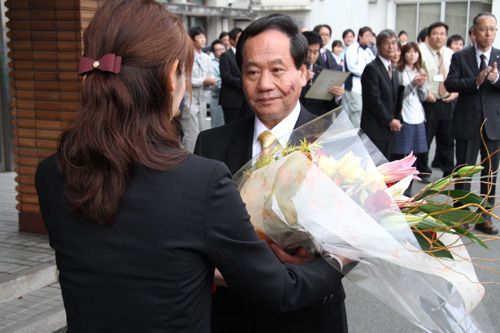 職員からの歓迎の花束を受け取る大西市長