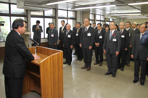 課長級以上の職員に訓示を行う市長
