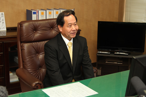 記者会見中のようす