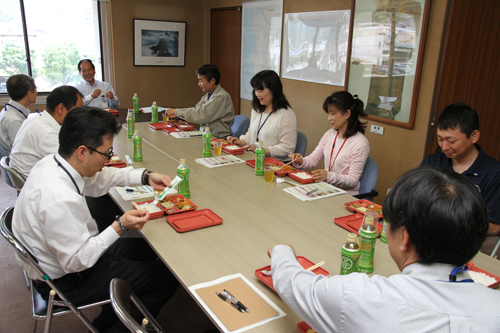 お昼になり、全員で食事をとりながら懇談