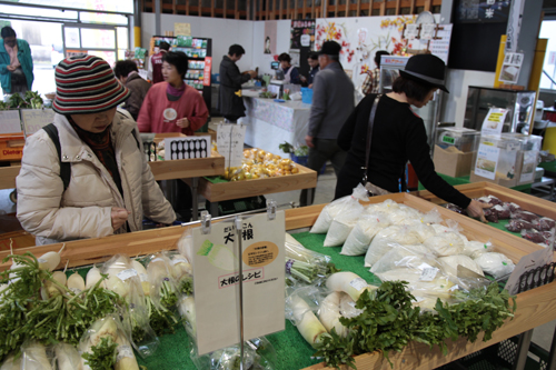長門の新鮮な野菜等が販売される市場内