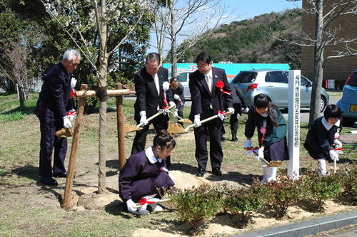 式典後、図書館前で記念植樹も行われました