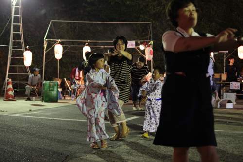 浴衣姿で踊る子どもたち