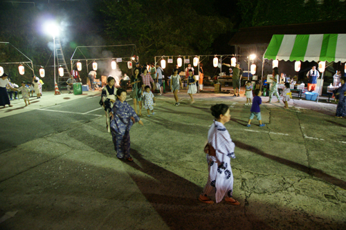 地域の祭りの雰囲気の残る盆踊り