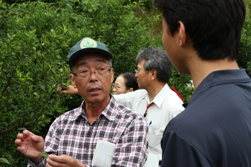 生徒の質問に熱心に答える吉村会長