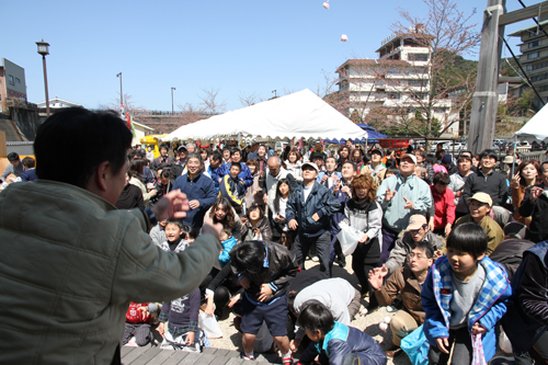 ほぼ全員参加の餅まき