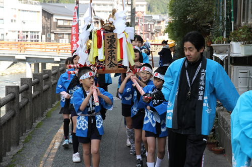 元気を振りまく子どもみこし