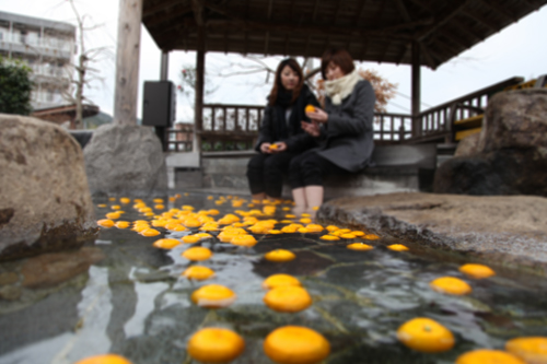 湯本温泉の音信川河川公園の足湯にゆずきちが投入