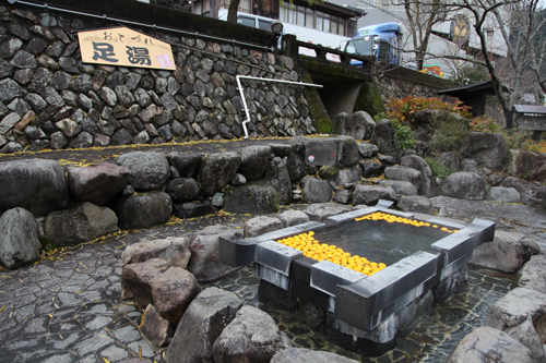 おとずれ足湯にもゆずきちが入れられた