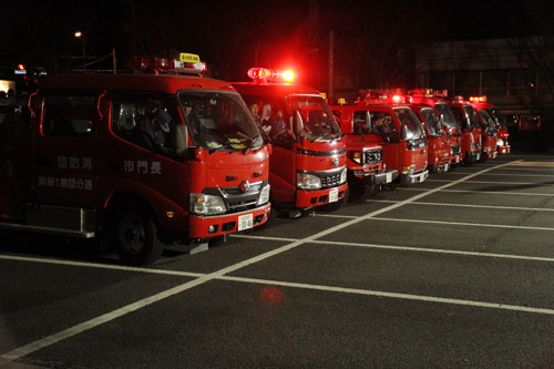 整列した消防車