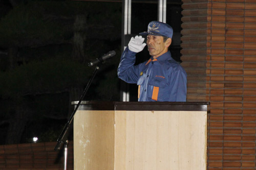 敬礼する入江消防団長
