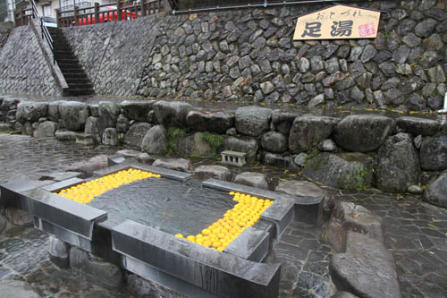 こちらは湯本温泉おとずれ足湯