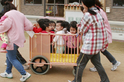 小さい子はくるまに乗って