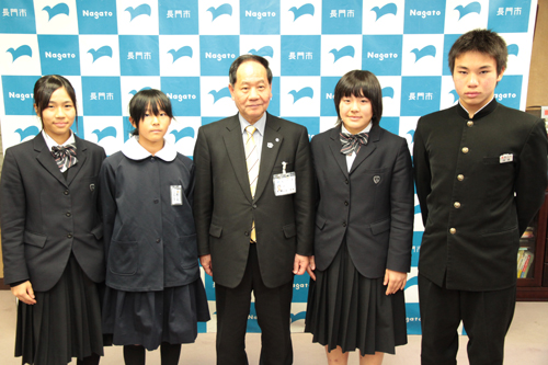 全国大会に出場する選手。左から奈古さん、西嶋さん、泉さん、河本くん