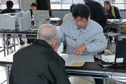 申告の相談を受ける市職員